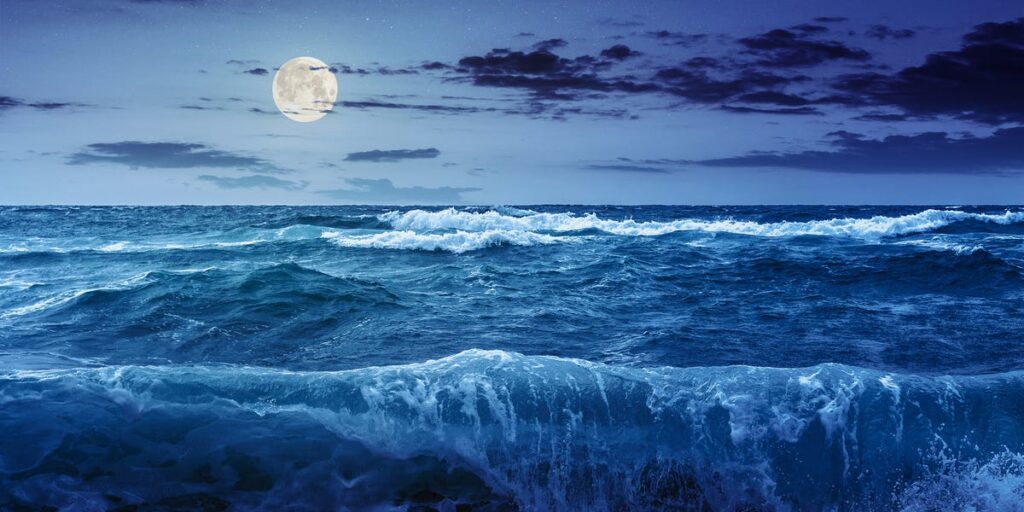 how does the moon affect the tides